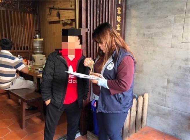 移民署桃园站访视阿德瞭解生活情况。（移民署桃园站提供／陈梦茹桃园传真）