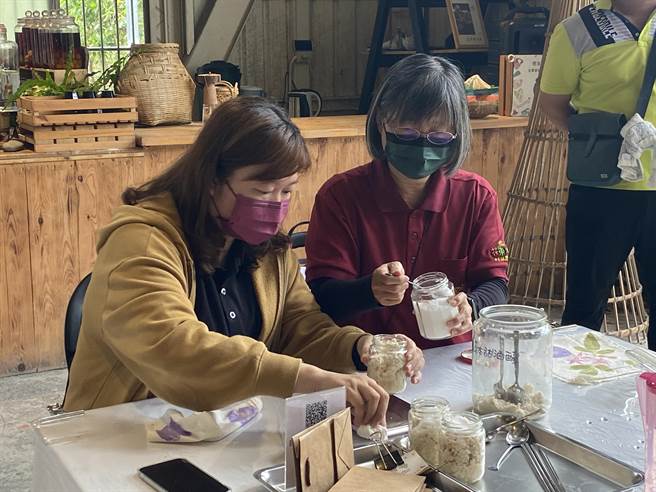 台東縣池上商家推出特色遊程，以阿美族的知名飲品甜酒釀所剩下來的酒釀，加入長濱的特有海鹽，做成鹽麴。（蔡旻妤攝）