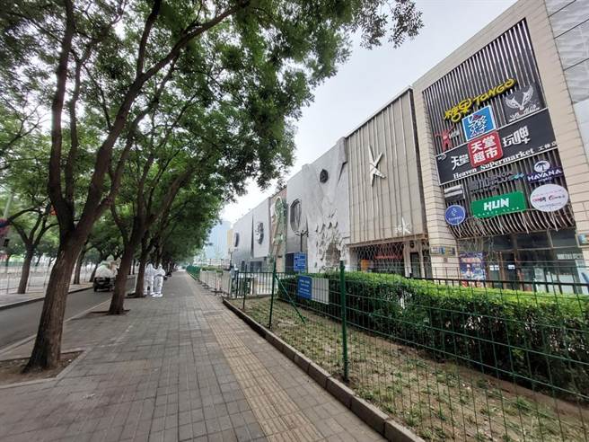 涉及最新群聚疫情的北京朝陽區天堂超市酒吧，當地及周邊都已經被封堵，只有防疫人員進出。（圖／中央社）
