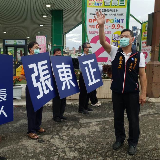 張東正在街頭拜票。（張東正提供／吳敏菁彰化傳真）
