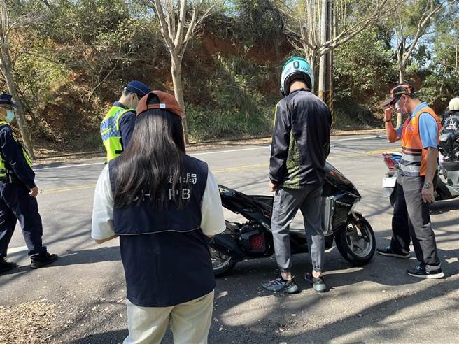 彰化縣聯合執法取締噪音車。（彰化縣環保局提供／吳敏菁彰化傳真）