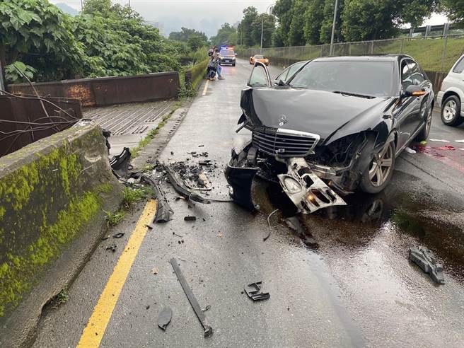 賓士車不明原因自撞護欄。（民眾提供）