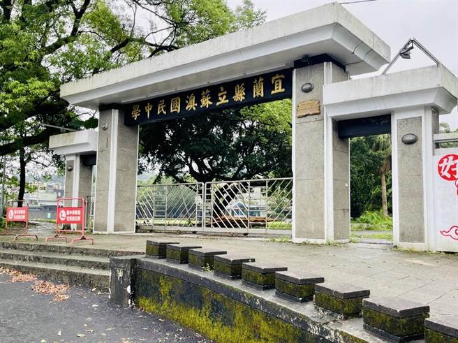 宜兰县国中小学校长遴选于11日圆满落幕，苏澳国中由何淑真胜出，其中流言四起的东兴国小，遭议论纷纷的送点心「类贿选」与酒驾的候聘校长人选双双落马，由三星国小的主任郝德天坐拥渔翁得利，跌破眾人眼镜。（吴佩蓉摄）