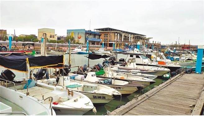 後龍鎮公所執行外埔漁港特定區5、7號道路新闢拓寬工程案。（李京昇攝）