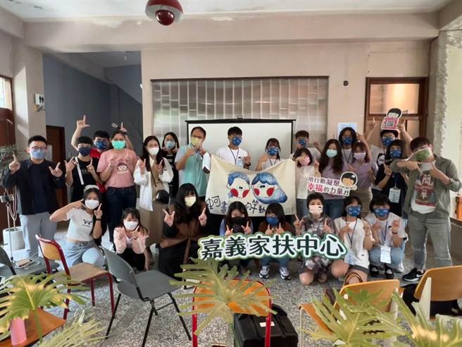 嘉义家扶中心辅导学子进行东石蚵壳再利用的议题探讨，发表成果。（嘉义家扶中心提供／廖素慧嘉市传真）