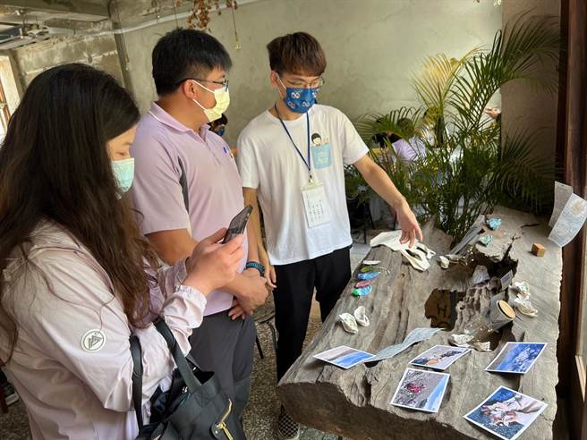 嘉义家扶中心学子以东石蚵壳再利用为主题，发表相闗文创品。（嘉义家扶中心提供／廖素慧嘉市传真）