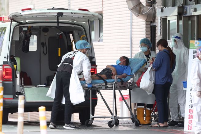 重症科醫師黃軒分享美國研究指出，重複染疫恐增中重症機率，更容易住院。圖為醫院急門診。（杜宜諳攝）