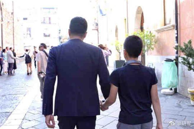 胡軍與兒子康康曾有過很陌生的時期。（取自胡軍微博）