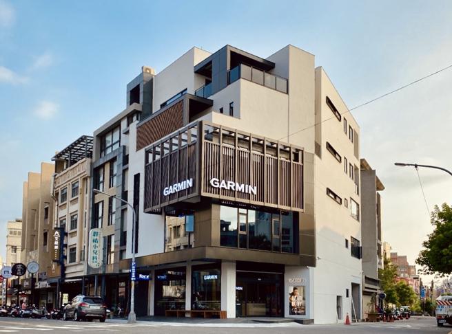 GARMIN彰新店一楼为产品展示空间，提供免费茶水与咖啡，细节融入单车运动元素。（GARMIN提供）