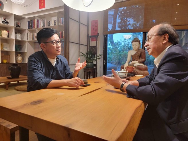 新竹市长选举将在年底举行，已宣布参选的行政院顾问郑宏辉(左)，到民进党立法院总召柯建铭(右)家中，和他一起煮茶论英雄。(取自郑宏辉脸书)