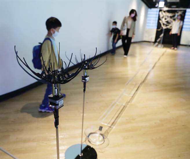 台電11日於電幻一號所舉辦「綠潮世代教案教具發表會」，圖為透過馬達與控制器驅動的機械花裝置，仿擬自然生命的起落。（季志翔攝）