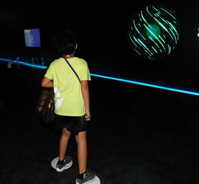 台電11日於電幻一號所舉辦「綠潮世代教案教具發表會」，圖為舞動雙腳，帶動暖冷空氣流動，以風的動能發電的「風力舞踏」。（季志翔攝）