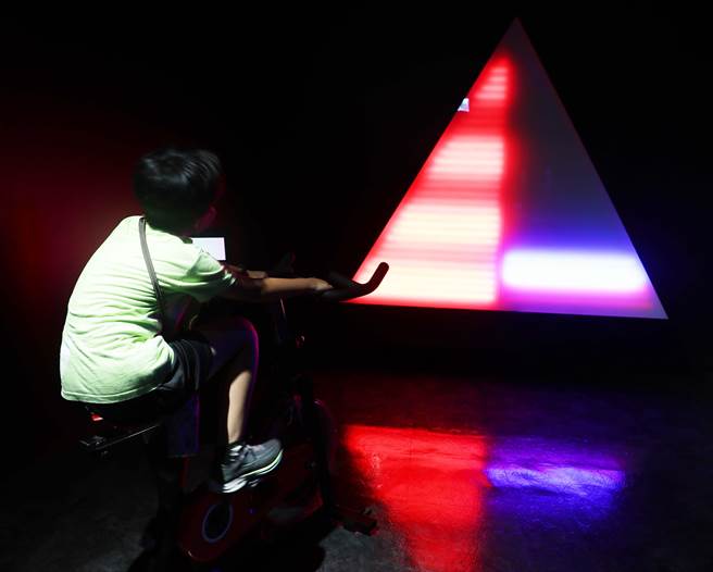 台電11日於電幻一號所舉辦「綠潮世代教案教具發表會」，圖為腳踏飛輪，擾動岩漿，感受地球內部熱能的「地熱飛輪」。（季志翔攝）