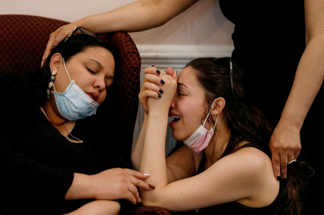 美国CDC建议，在遗体准备好之前，避免触碰遗体。图为2020年5月美国民眾在瞻仰染疫病逝父亲遗体时痛哭。（图／路透社）