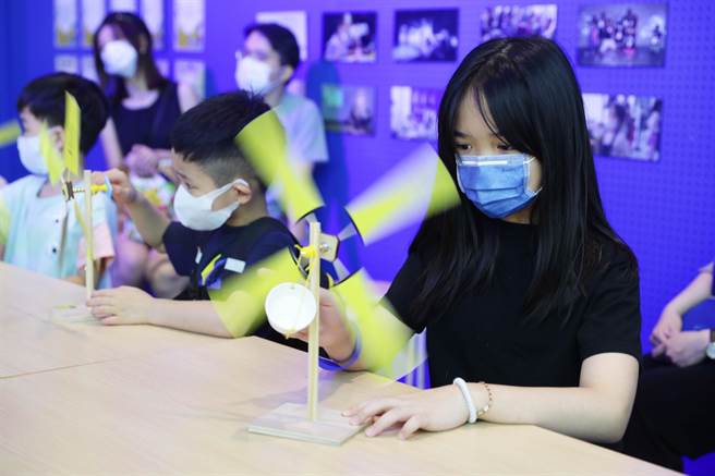 參加「綠潮世代教案教具發表會」活動的小朋友製作風力發電的風車。（季志翔攝）