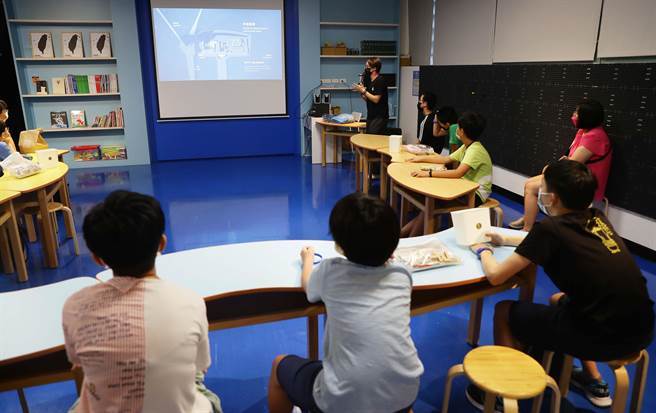 台師大自然科學團隊成員特別為參加活動的小朋友教導綠電能的科普知識。（季志翔攝）