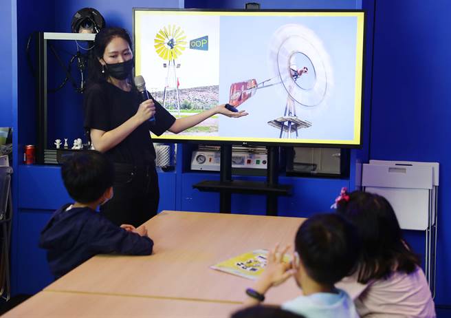 台師大自然科學團隊成員特別為參加活動的小朋友教導綠電能的科普知識。（季志翔攝）