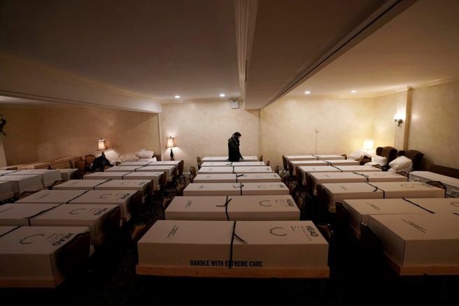 图为2020年4月纽约新冠疫情严峻时，一间殡仪馆摆满棺木。（图／路透社）