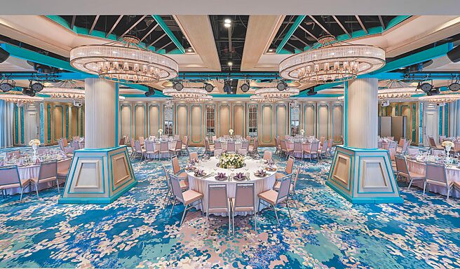 台北六福萬怡酒店宴會廳推出30人以上的謝師宴派對專案，每人只要800元＋10％，就能享用西式自助餐、3小時汽水及果汁無限暢飲。圖／六福旅遊集團提供