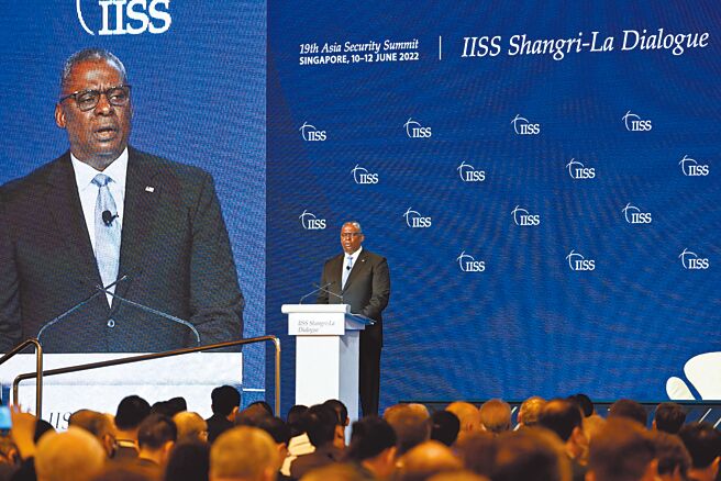 美国国防部长奥斯汀，11日在新加坡的「香格里拉对话」发表美国印太战略演说。（路透）