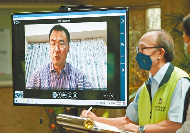 针对中国大陆暂停我方石斑鱼输入，正在居家照护的农委会主委陈吉仲（左）11日透过视讯呼吁消费者多多食用，随后由副主委陈添寿（右）补充说明因应措施。（姚志平摄）