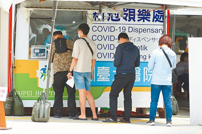 新冠死亡人數屢創新高，前國健署長邱淑媞指出，確診發現得太少、太慢，加上重症條件太嚴苛，導致病人來不及用藥。（杜宜諳攝）