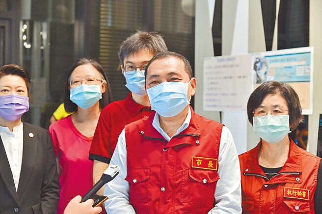 新北市长侯友宜12日脱口说出「要选台北市长的人都会确诊」，引爆亲绿阵营不满。（新北市新闻局提供／叶德正新北传真）