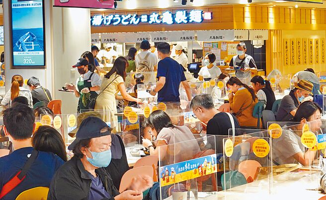 台湾继续松绑边境政策，出境旅游市场将可逐渐復甦。图为不少民眾11日趁着周末假日外出散心，台北市百货公司美食街中午用餐时间出现人潮。（姚志平摄）