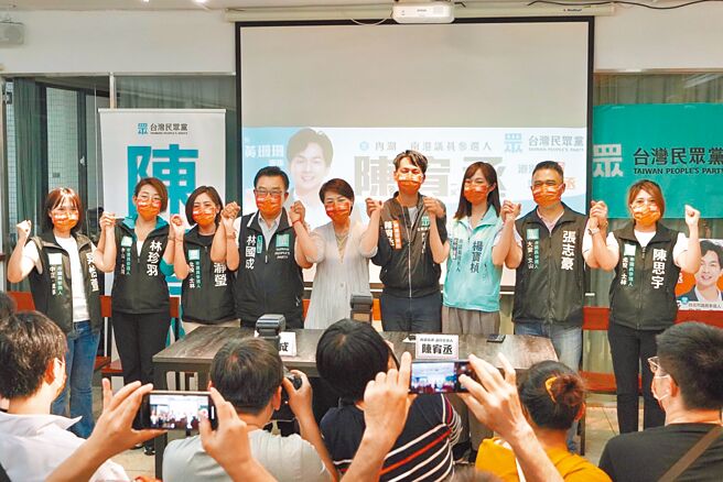 台北市副市长黄珊珊昨下午扮演母鸡身分，出席民眾党党员见面会，帮民眾党议员参选人陈宥丞站台。（议员参选人陈宥丞办公室提供／游念育台北传真）