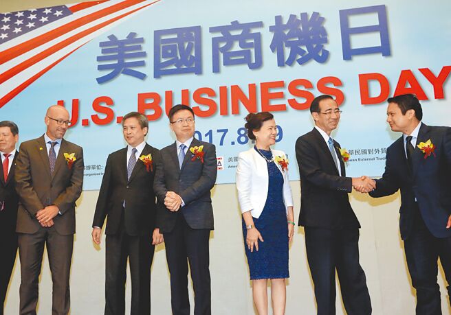 专家认为，台湾应多推动双边协议，争取「功能性协定」洽签。图为2017年我经贸官员出席美国商机日开幕典礼。（本报资料照片）