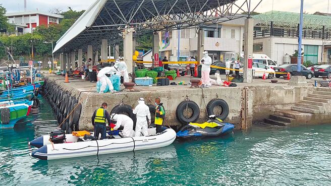 2名陆籍男子异想天开，自称从菲律宾骑乘水上摩托车、橡皮艇来到台东富冈渔港。（蔡旻妤摄）