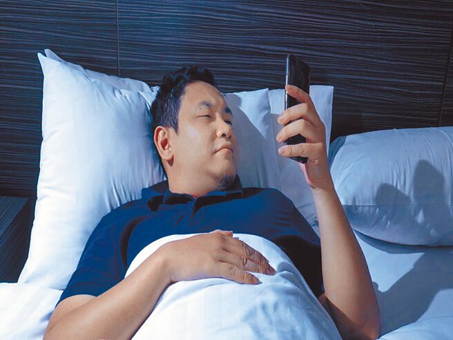 医师表示，维持每日规律的睡前卫生相当重要，睡前30分钟至1小时要远离3C产品，还得让身体尽可能地放松。（台湾泌尿科医学会提供／陈人齐台北传真）