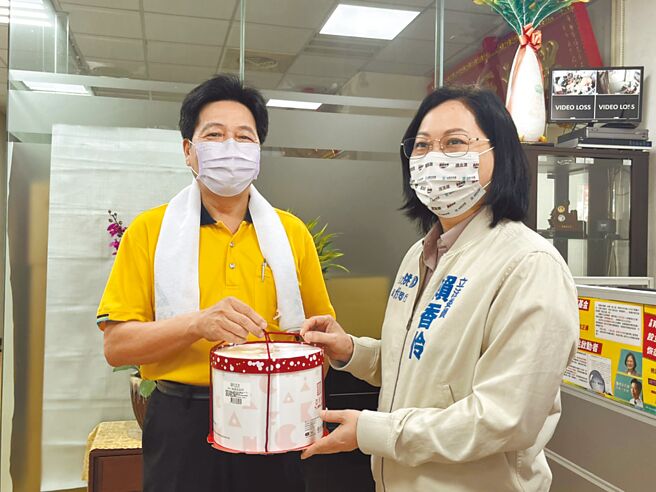 民眾党桃园市长参选人赖香伶（右）11日拜访前立委郑宝清（左）。（陈梦茹摄）