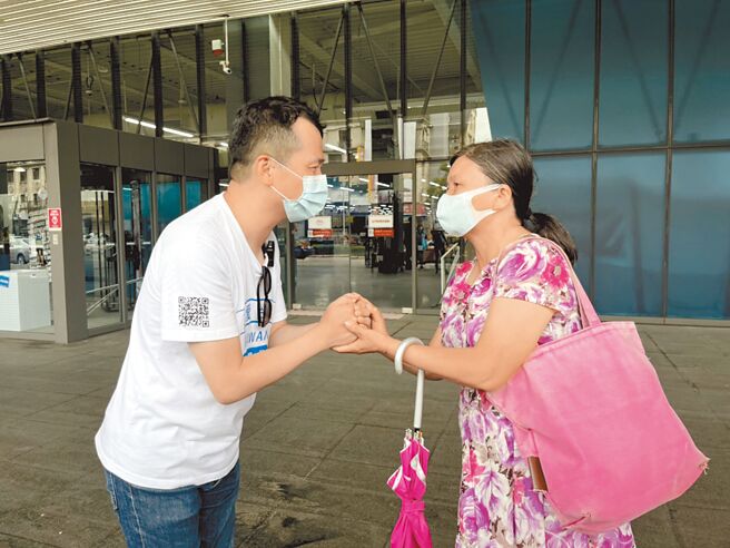 前台北市议员罗智强11日到八德展开祈福之旅，有支持者安慰「会一直支持你」。（陈梦茹摄）