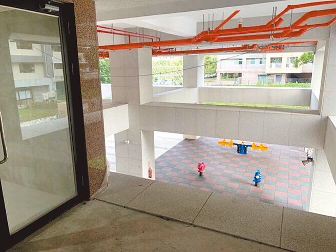 台北市议员陈怡君再揭南港小弯社宅2楼公共平台防护不足，恐让民眾陷入坠楼危机。（陈怡君提供／黄婉婷台北传真）