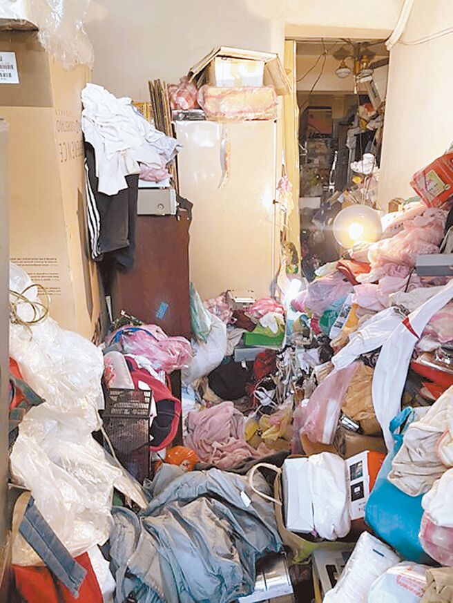 台北市议员杨静宇今年3月揭露一名彭姓独居长者满屋囤积杂物，社会局决议协助清洁住家环境，并将他列为高关怀个案，但却在端午节时被里长发现陈尸家中。（北市议员杨静宇办公室提供／游念育台北传真）