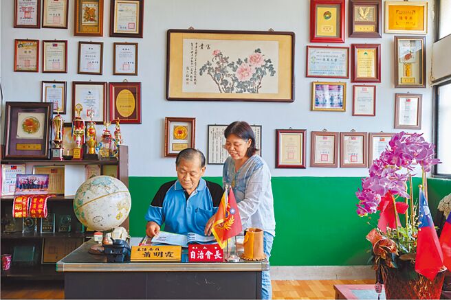 贸商社区发展协会理事长高宁松将军与担任贸商里长的太太萧明霞，夫妻俩为保留并推广珍贵的眷村文化，致力于搜罗眷村文物，并共同打造的新北市五股区眷村文史馆。（新北市文化局提供／黄敬文新北传真）