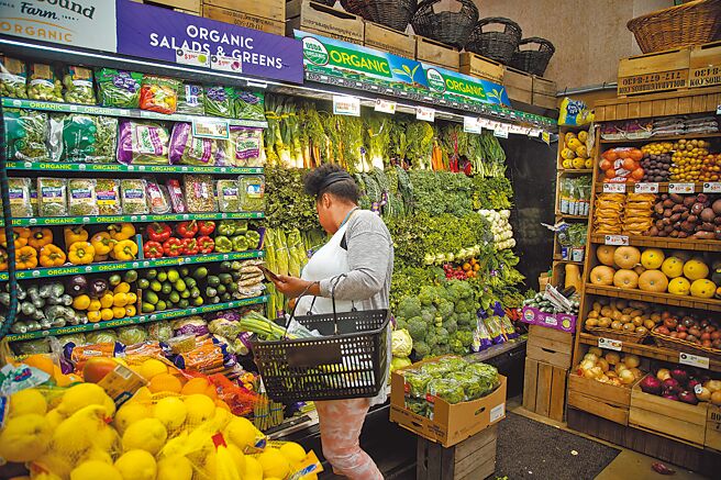 图为纽约消费者于超市内购物。（新华社）