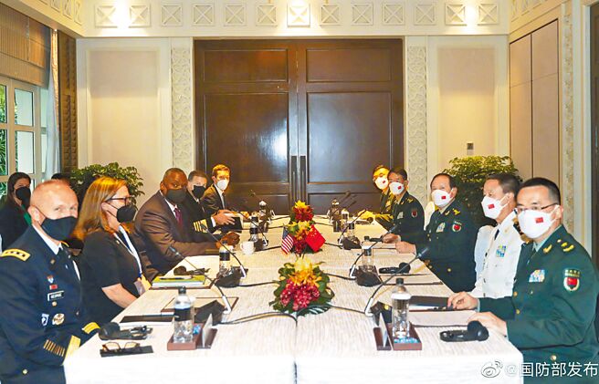 中国国务委员兼国防部长魏凤和与美国国防部长奥斯汀10日下午在香格里拉会议对话，这也是奥斯汀就任后中美防长首次会面。（摘自大陆国防部发布微博）