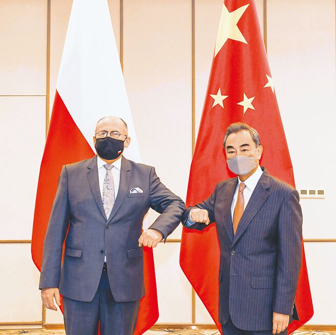 波兰外长拉乌10日与中国国务委员兼外长王毅视讯对谈，王毅特别讚赏波方奉行一个中国政策。图为2021年5月王毅与拉乌在贵阳举行会谈。（新华社）