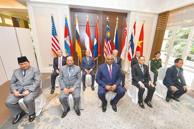 新加坡国防部长黄永宏与其他东南亚各国防长及其代表10日与美国防长奥斯汀会面并合照。（摘自新加坡国防部官网）