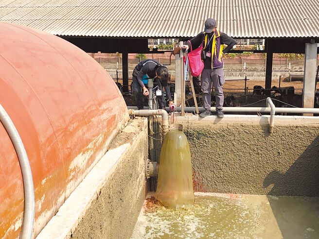 彰化县环保局查核畜牧业者废污水排放设备。（彰化县环保局提供／吴敏菁彰化传真）