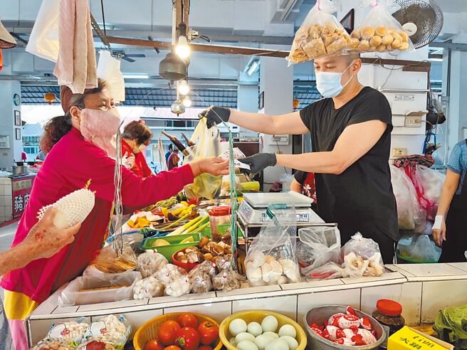 传统市场或夜市的人潮减少，台南市政府经发局推出发送50元抵用券的快闪促销模式，希望协助提高买气。（台南市政府经发局提供／张毓翎台南传真）