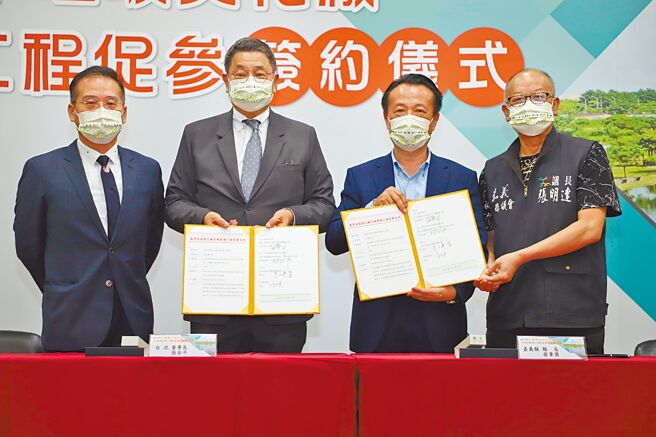 嘉义县长翁章梁（右二）去年与厂商签立「鹿草垃圾焚化厂升级整备工程案」促参契约。（嘉义县政府提供／廖素慧嘉县传真）