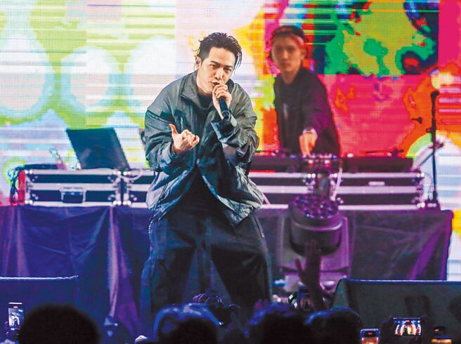 熊仔昨在台北信义Legacy Max举办演唱会，卖力热唱。（粘耿豪摄）