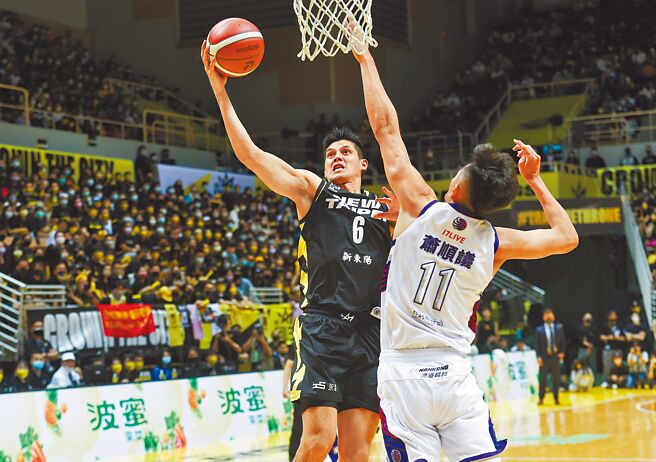 PLG季後賽，新北國王楊敬敏（左）對新竹街口攻城獅狂砍32分。（中央社）