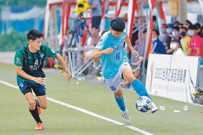 台灣乙級足球聯賽11日開踢，台北展逸天行者前鋒劉建緯（右）帶球突破，璉紅台體右後衛許恩豪緊追防守。（展逸國際提供）
