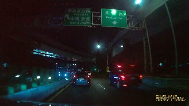 民眾发现竟有遗体载运车闪警示灯、开警鸣器，公然在路上行驶。（翻摄照片／林郁平台北传真）