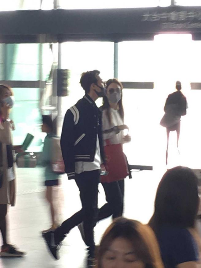  2019年王子曾带着邓丽欣甜蜜游台中，被本刊读者直击两人在高铁站閒逛晒恩爱。（图／读者提供）