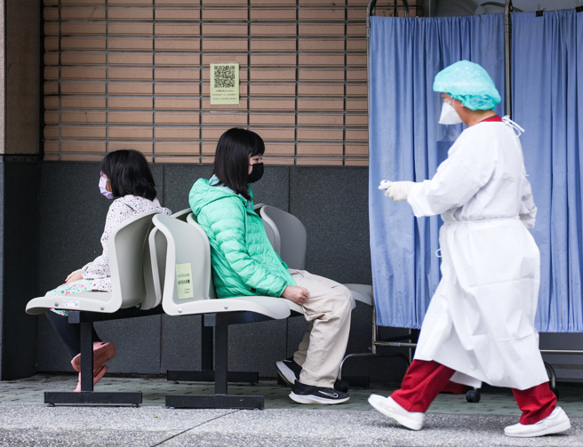 醫師沈政男表示，這個六日兩天的確診數總和，與上周六日兩天的確診總數相比，結果差不多，他直言這樣的狀況令人擔心，原因在於疫情減緩的速度變慢了。（圖／示意圖，記者羅永銘攝影）